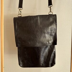 Black leather Maurizio Taiuti laptop bag